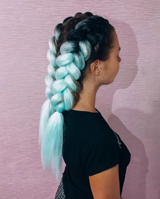 канекалон для детей. косы с канекалоном 2022. канекалон на короткие волосы фото. канекалон на короткие волосы фото. косы с цветными прядями.