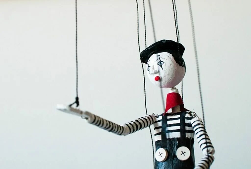 Игрушка клоун на веревочках. Игрушка на ниточках. Театральные куклы на веревочках. Кукла на веревочках. Куклы-марионетки puppet marionette.