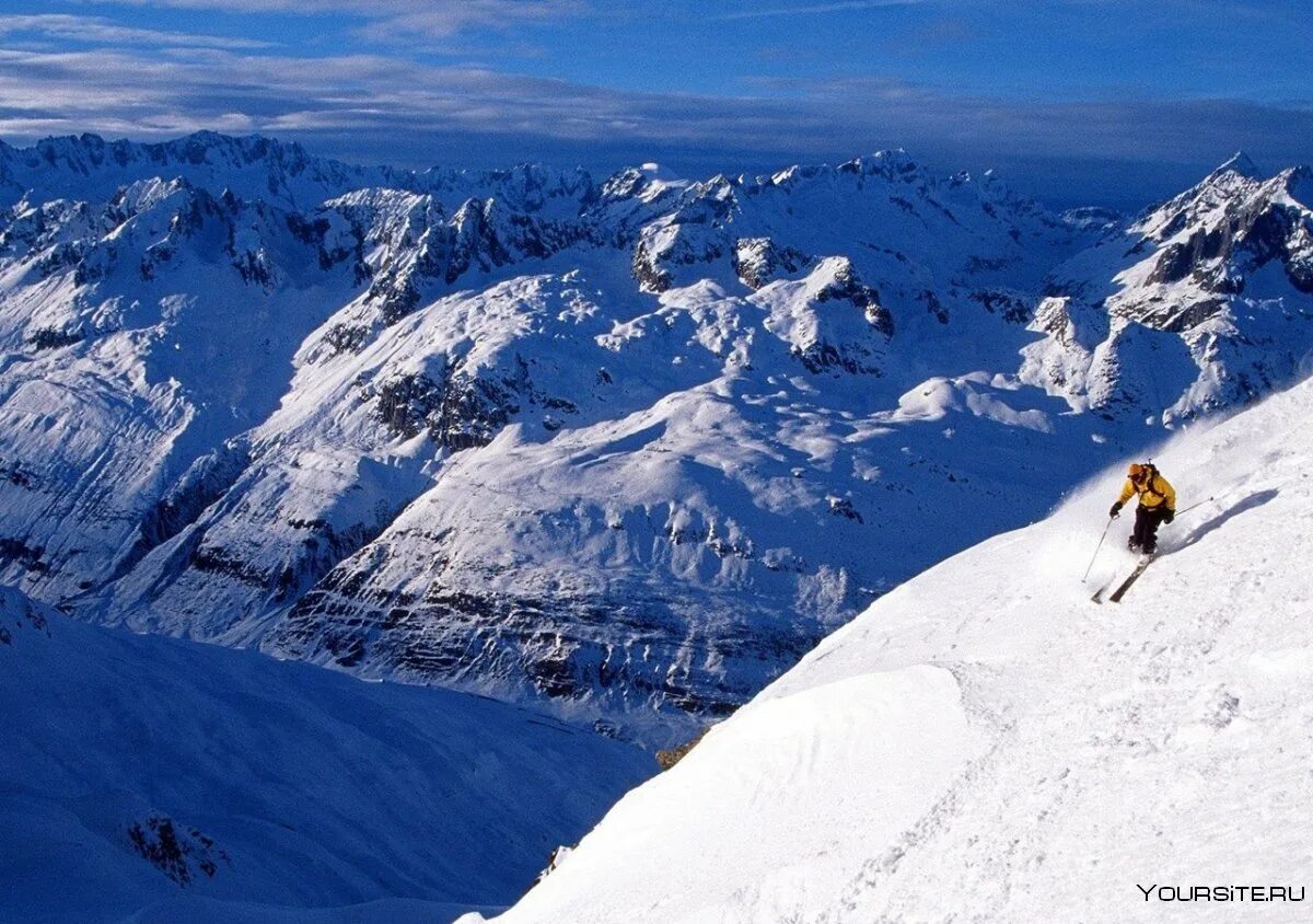 Эльбрус альп. Горные лыжи Альпы. Горнолыжники Швейцарии. Швейцария горные лыжи. Спуск с горы.
