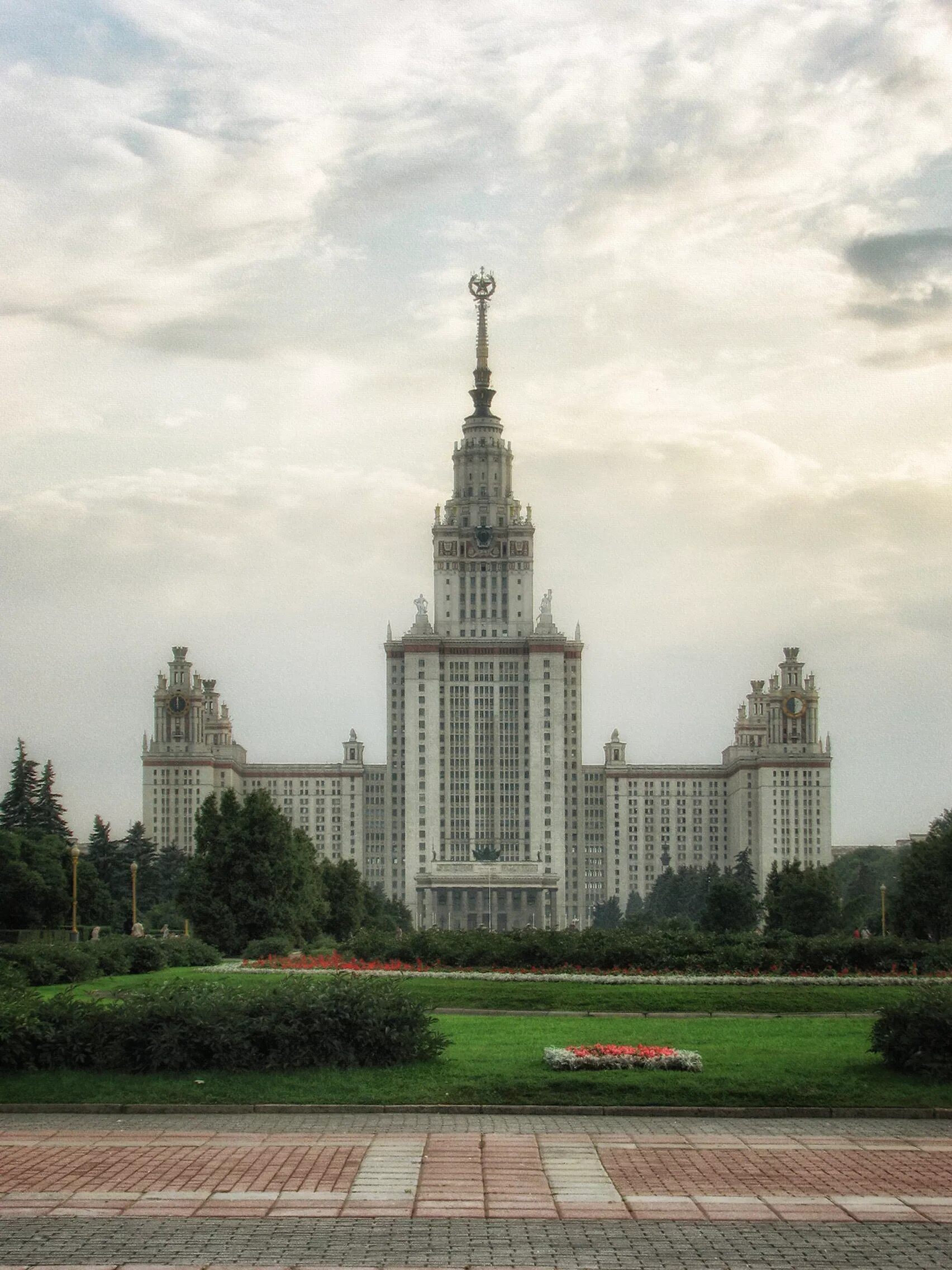 Сталинские высотки МГУ. Архитектура Москвы МГУ. Здание МГУ В Москве. Университет Ломоносова в Москве. Московский государственный завод