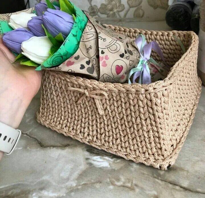 Корзины из полиэфирного шнура крючком с деревянным. Квадратная корзина из полиэфирного шнура. квадратная корзинка из полиэфирного шнура. корзина из полиэфирного шнура с деревянным дном квадратная. корзинка из полиэфирного шнура с деревянным дном.
