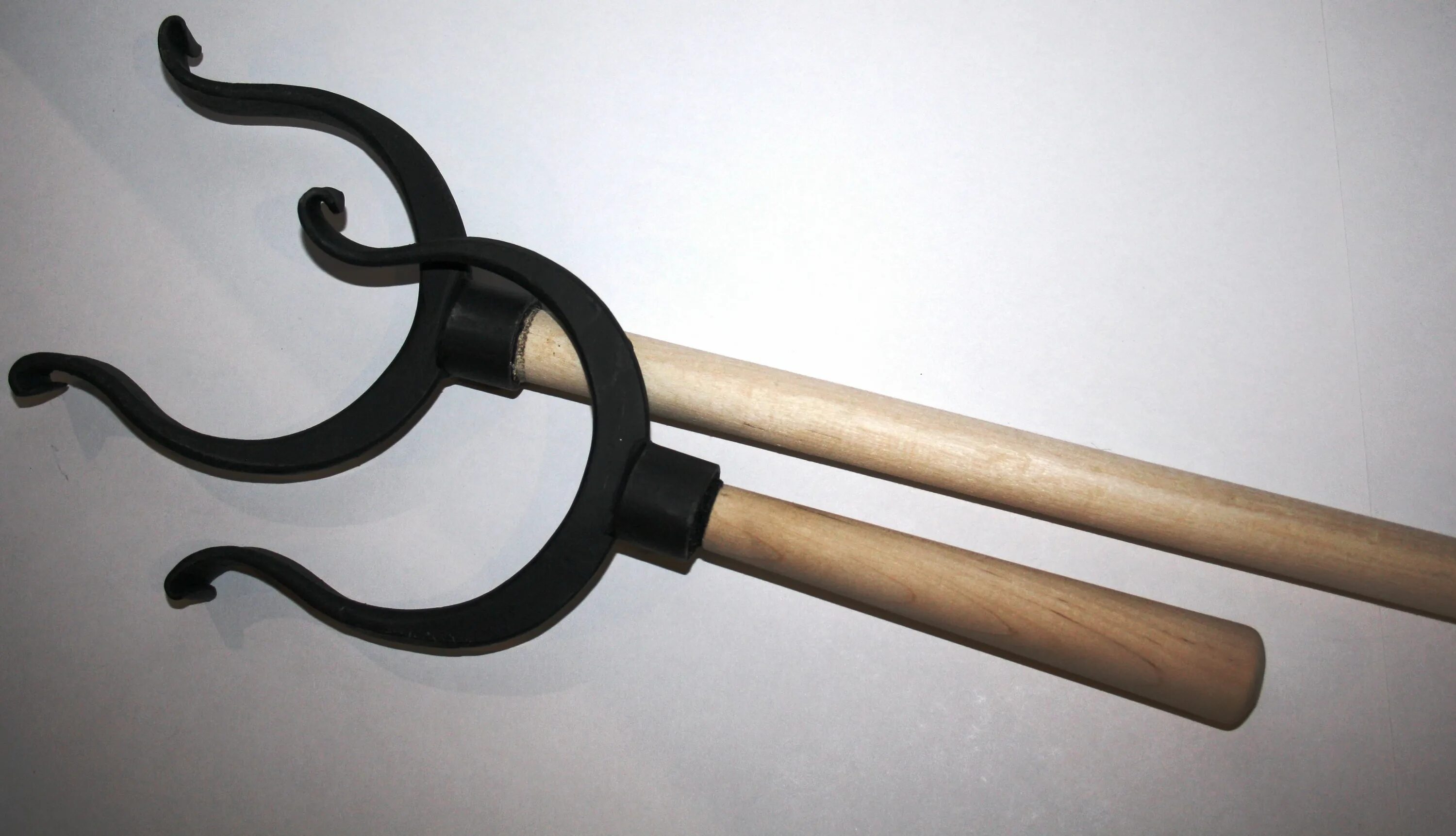 набор чугунных горшочков с ухватом. ухват для горшочков. ухват для горшочков. горшочки для запекания с ухватом. ухват для горшочков.