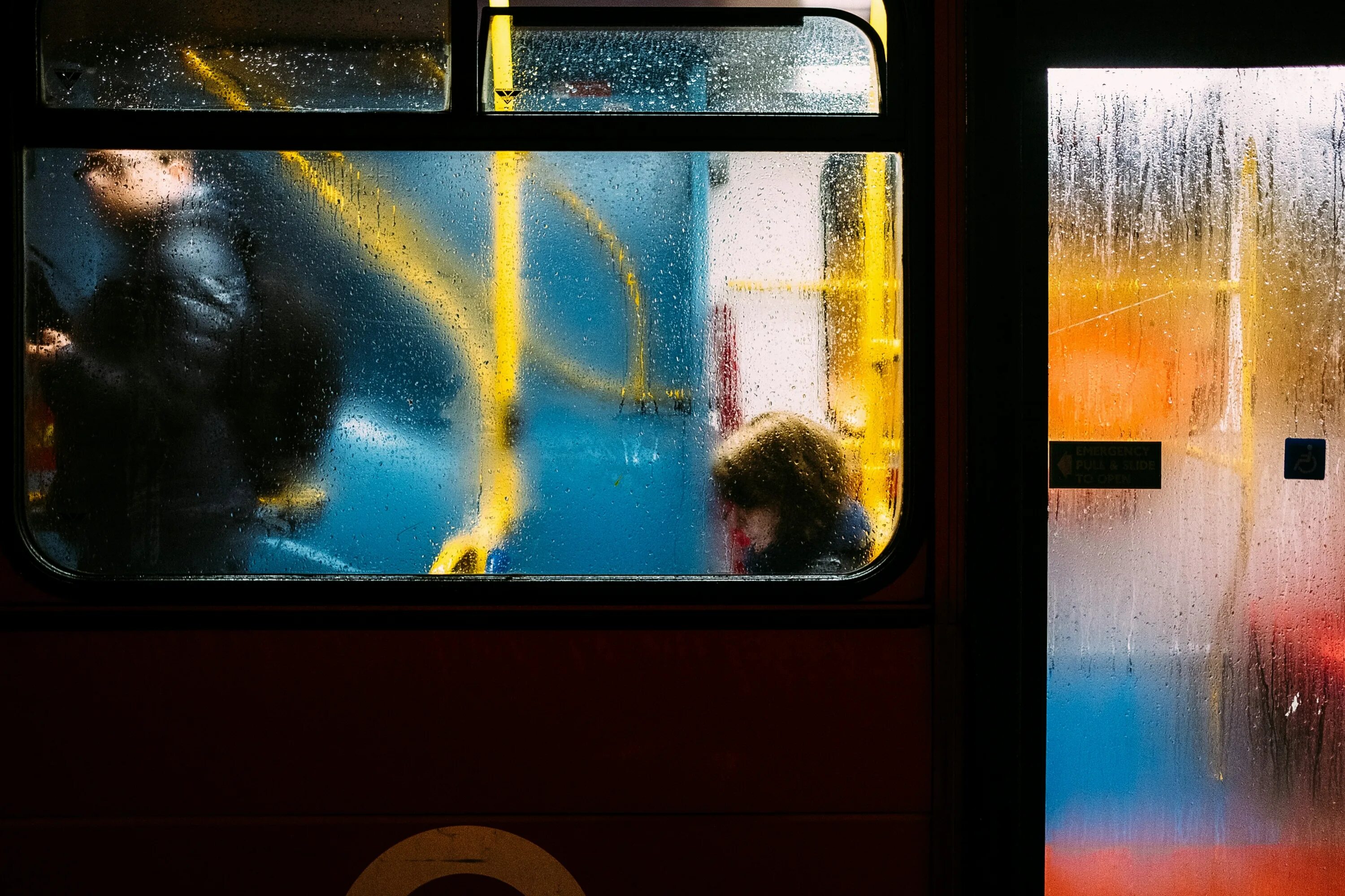 Автобус темноты. Окно автобуса. человек в окне автобуса. дети в окне автобуса. красивый вид из окна автобуса.