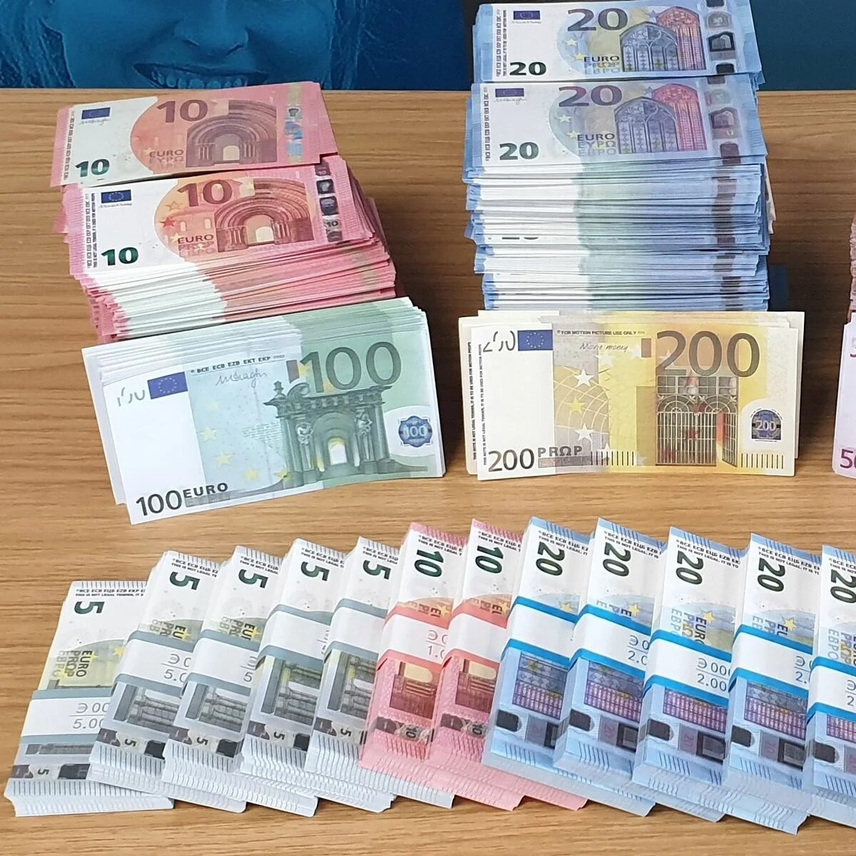 Миллион евро. Эстонские деньги. 40 000 евро. Евро купюры 2019. 1000 000 евро.