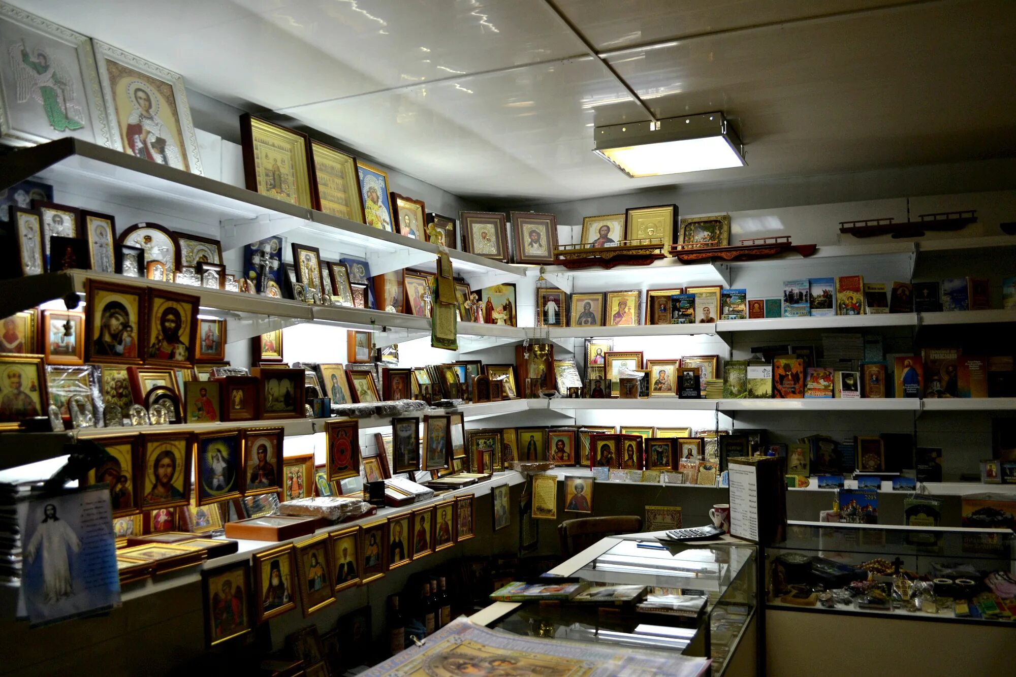 церковная лавка сретенского монастыря.