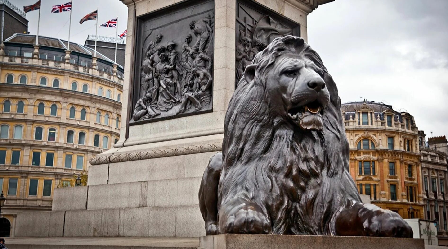 Лев лондон. Lion Statue Trafalgar Square. Trafalgar Square 4 Льва. Трафальгарская площадь львы. Статуи Львов в Лондоне.