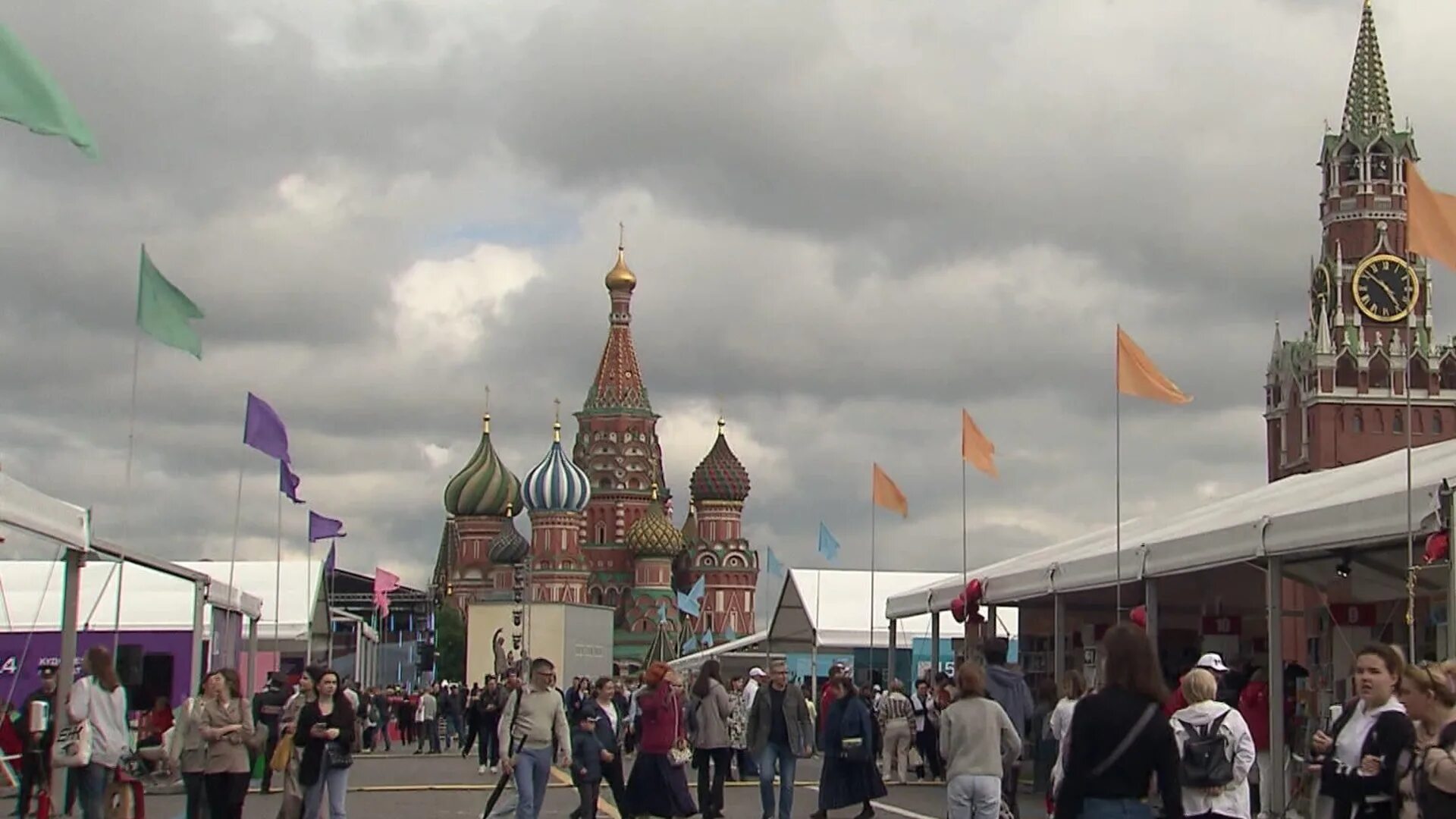 Сегодня на красной площади мероприятия в москве. Книжный фестиваль красная площадь в Москве 2021. Книжный фестиваль красная площадь 2022. Красная площадь 2022 июнь. День России красная площадь.