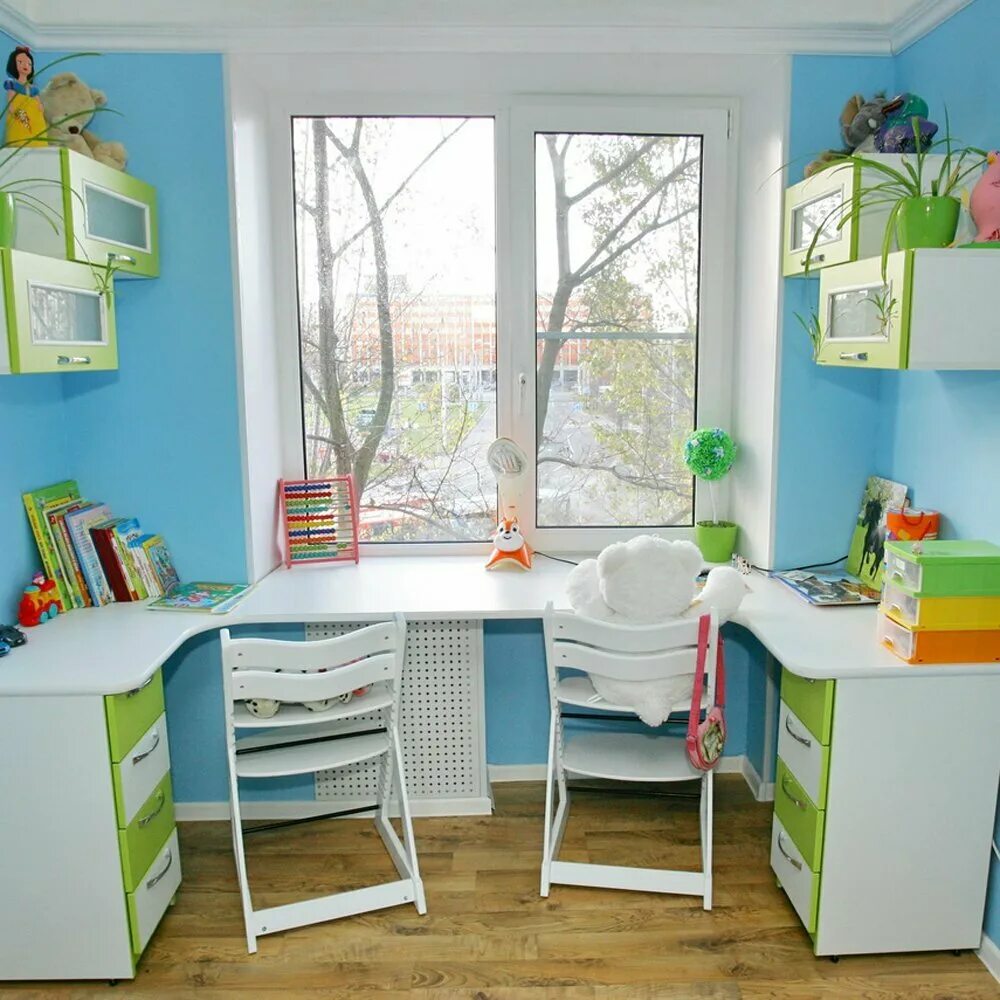 Стол в детскую. Стол для двоих детей. Письменный стол для двух детей. Стол для двух школьников у окна. Стол у окна в детской для двоих.