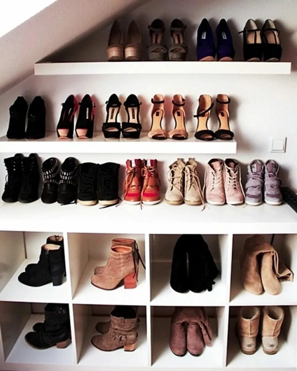 К чему снится обувь много. Обувь в гардеробной. Много обуви в гардеробе. Гардероб для обуви. Полка для туфлей в гардероб.
