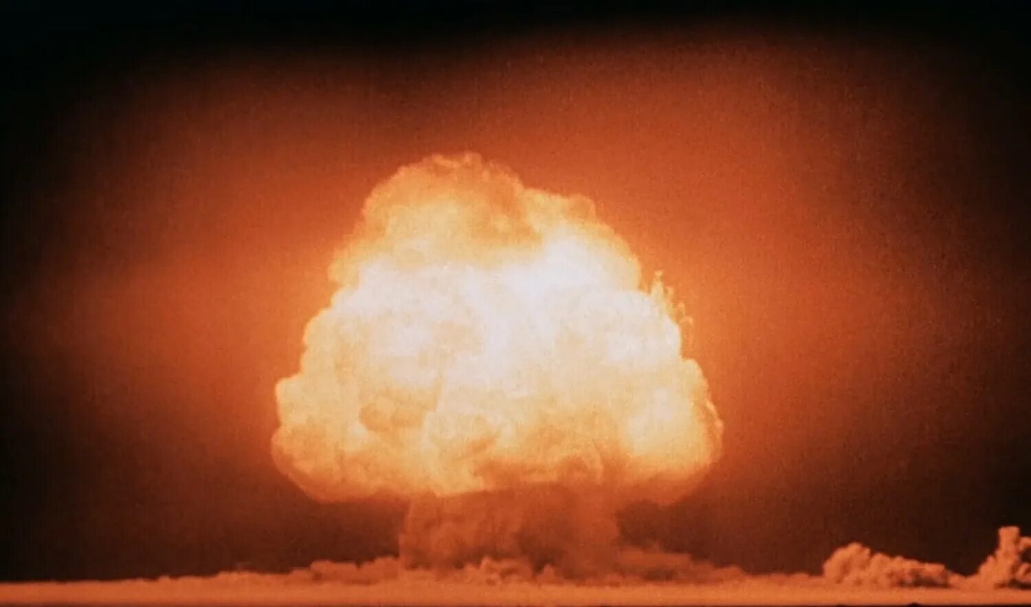 Водородная бомба радиация. Испытания ядерного оружия Нью Мексико. Атомная бомба Тринити взрыв. Испытание первой атомной бомбы («Тринити») в США.. Ядерный взрыв Тринити 1945.