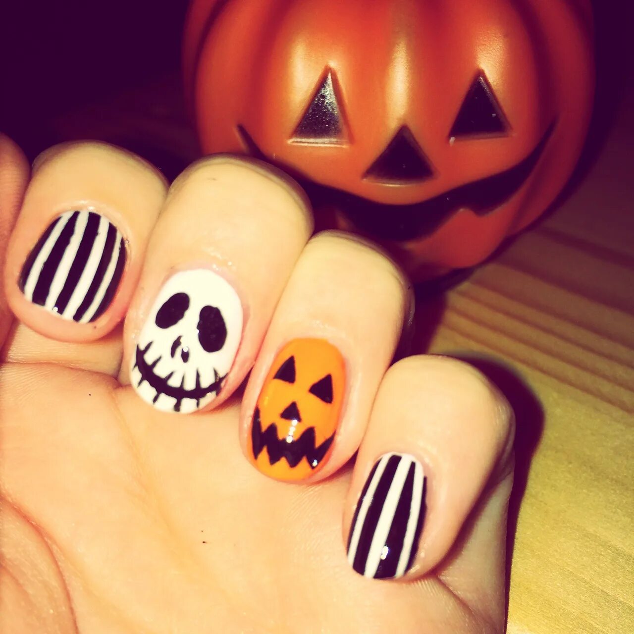 Хэллоуин простые. Ногти на Хэллоуин. Ногти для Хэллоуина. Маникюр на Хэллоуин на короткие ногти. Хэллоуинский маникюр на короткие ногти.