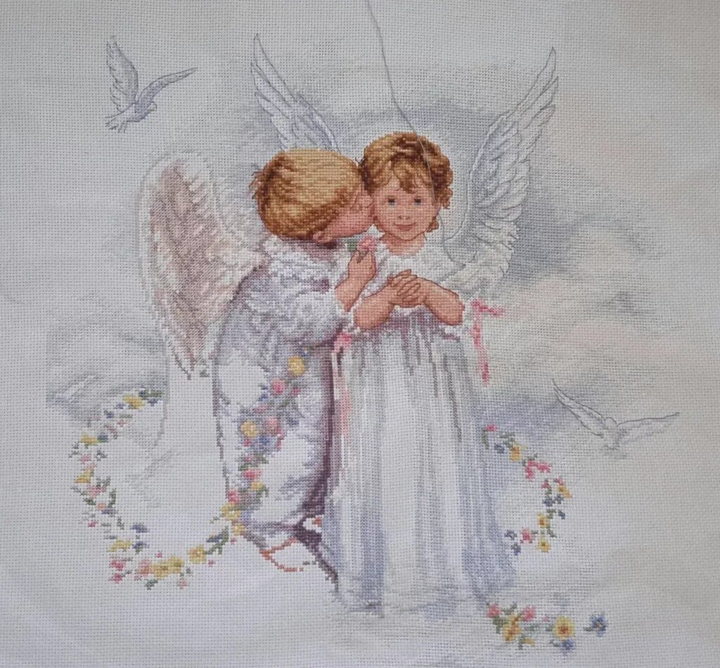 Дименшенс поцелуй ангела. Вышивка крестом дименсионс ангелы. Ангелочки вышивка крестом Дименшенс. Дименшенс 35134. Поцелованные ангелом