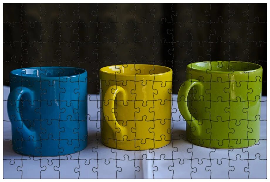 сервировка стола стеклянной посудой. чай с вином. кружки стаканы на стол. кружка чай. кружки стаканы на стол.