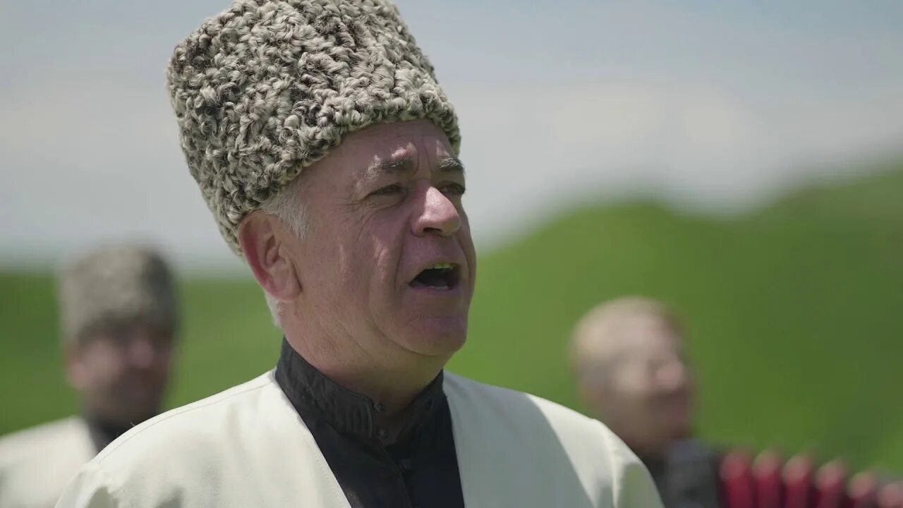 В белой папахе в синеву эльбрус красавец