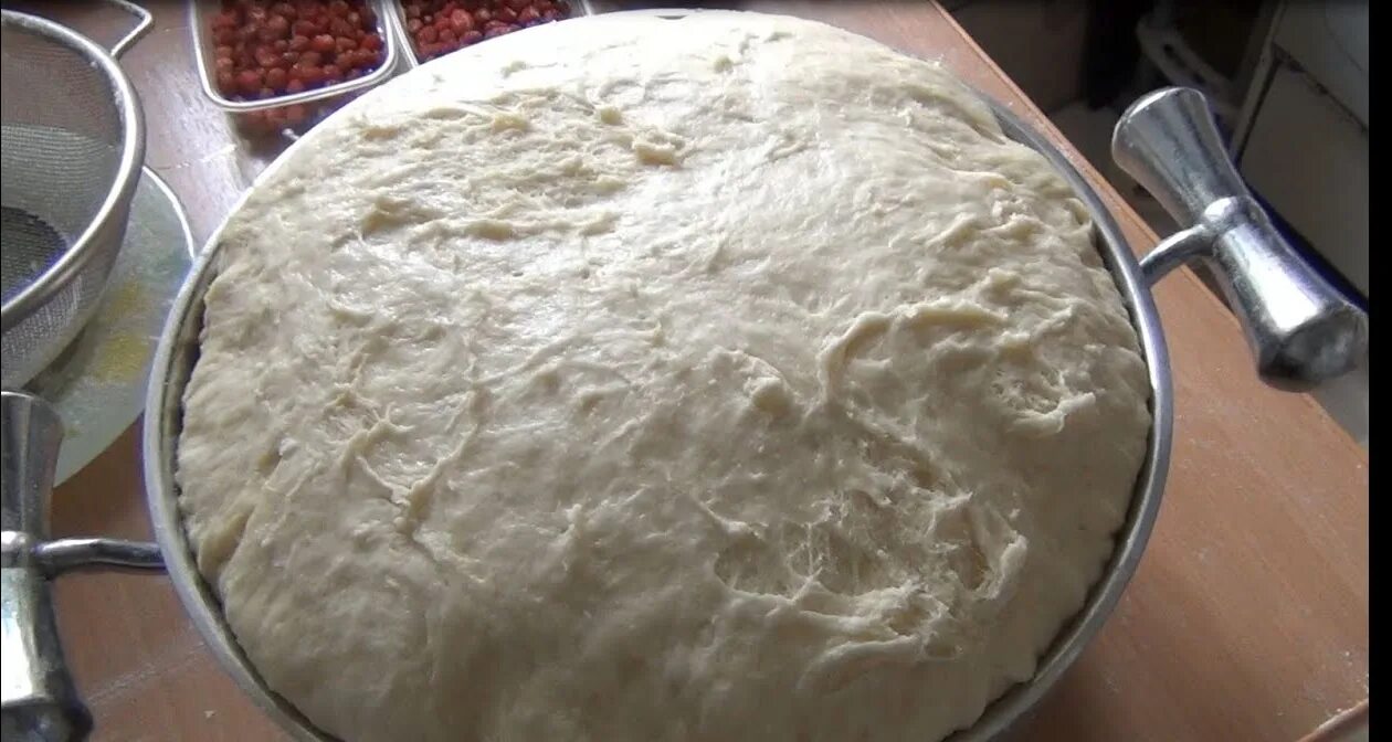 Булочка майская рецепт. Венское тесто для булочек. Опара для дрожжевого теста. Тесто без опары рецепт. Опара (тесто).