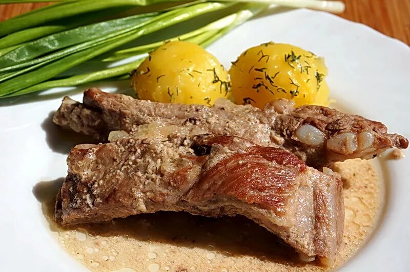 Бараньи ребрышки тушеные с картошкой. Ребрышки в сметане. свиные ребрышки в сметане. запеченные ребрышки в сметане. свиные ребрышки, томлённые в сметане.