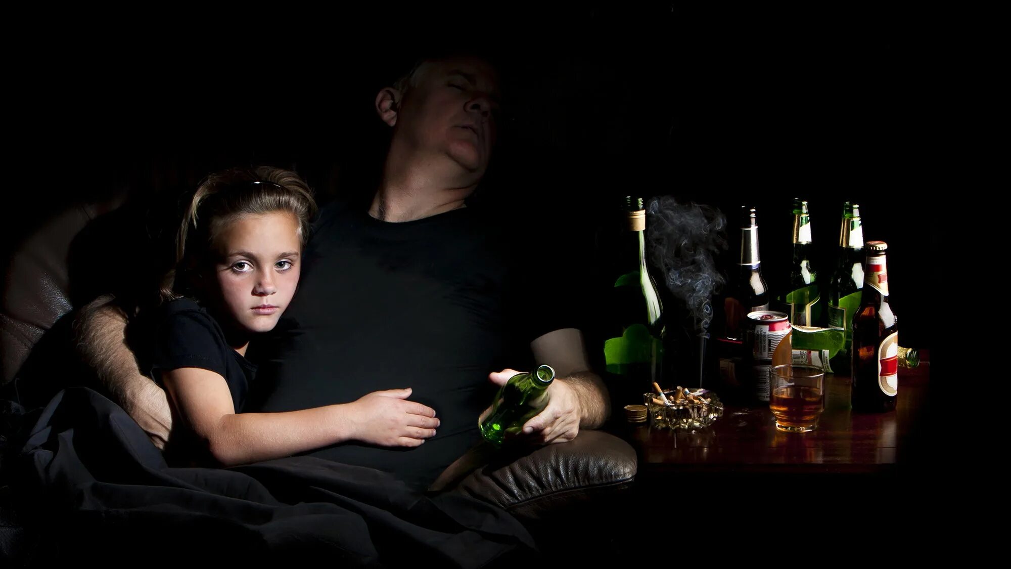 Семьи с алкогольной зависимостью. Пьющие семьи. Алкоголь и семья. Захотел пьяную маму
