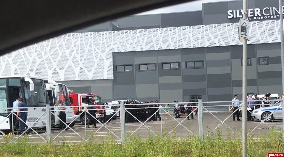 Торговый центр в пскове плаза. Торговый комплекс фьорд плаза в пскове. Фьорд псков. Форд плаза в пскове. Фьорд плаза псков.