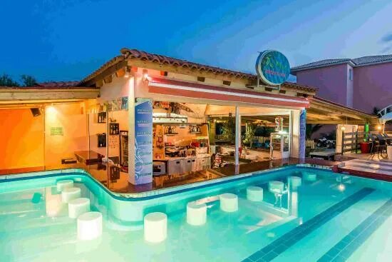 Pin de Peg Prizer en Swim-up Pool Bars Piscinas modernas, Albercas, Piscinas
