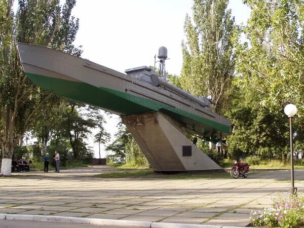 Бердянск рубль. Бердянск фонтан. бердянск памятник кораблю. бердянск памятник самолет. памятник кораблику бердянск.