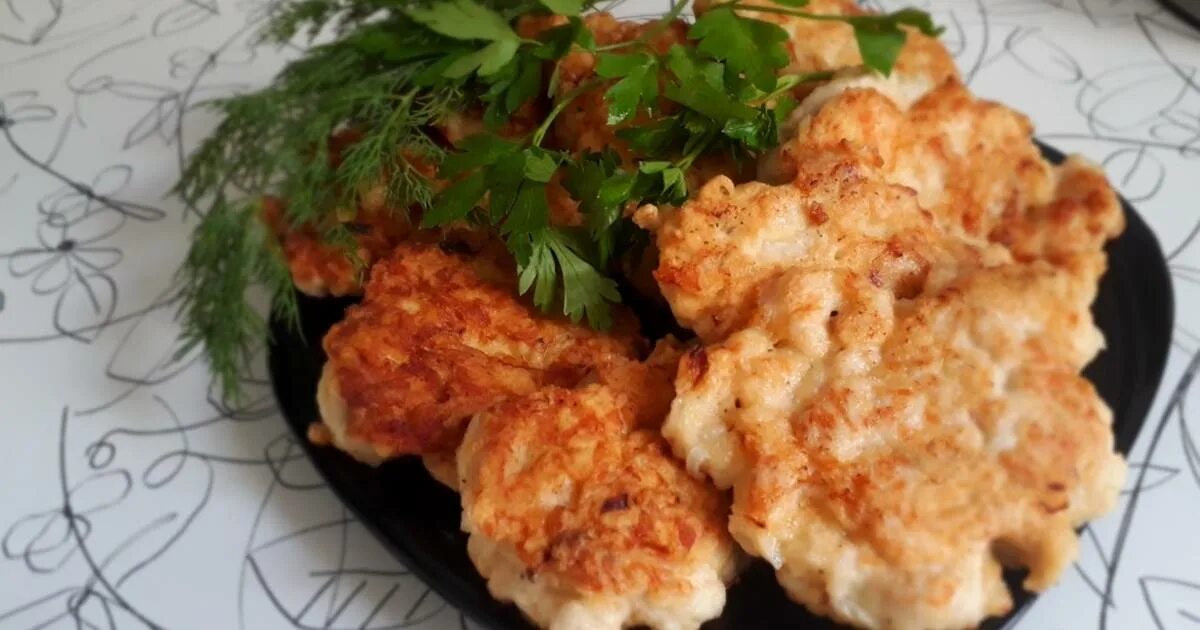 Приготовить из рубленного куриного филе. Котлеты из куриной грудки. Биточки куриные. Котлеты рубленые из куриной грудки. Рубленые куриные котлетки из филе.