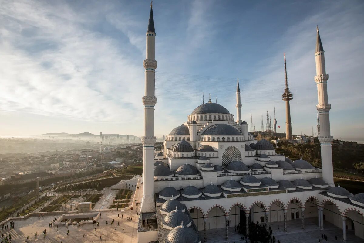 Самые крупные мечети. Мечеть Camlica Стамбул. Самая большая мечеть в Турции Чамлыджа. Новая мечеть в Стамбуле Чамлыджа. Мечеть Чалымджа Стамбул.
