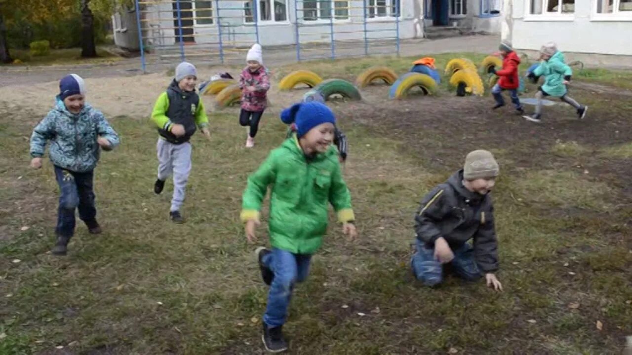 Прогулка игра второй младший. Прогулка в ДОУ. Прогулка в детском саду фото. Игры на прогулке. Подвижные игры на прогулке.