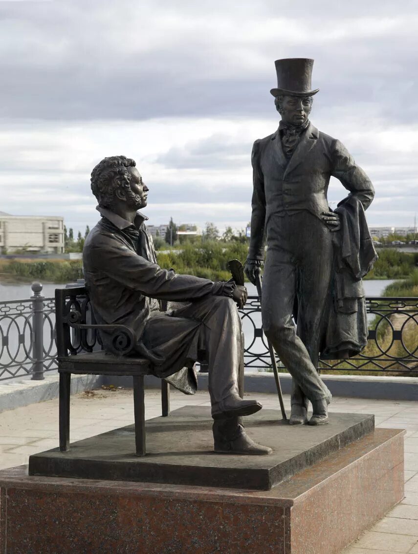 Памятник а с пушкин и евгению онегину йошкар ола. Памятник пушкину и онегину в йошкар оле вечером. Памятник а. Пушкин и онегин йошкар-ола. Памятник а.