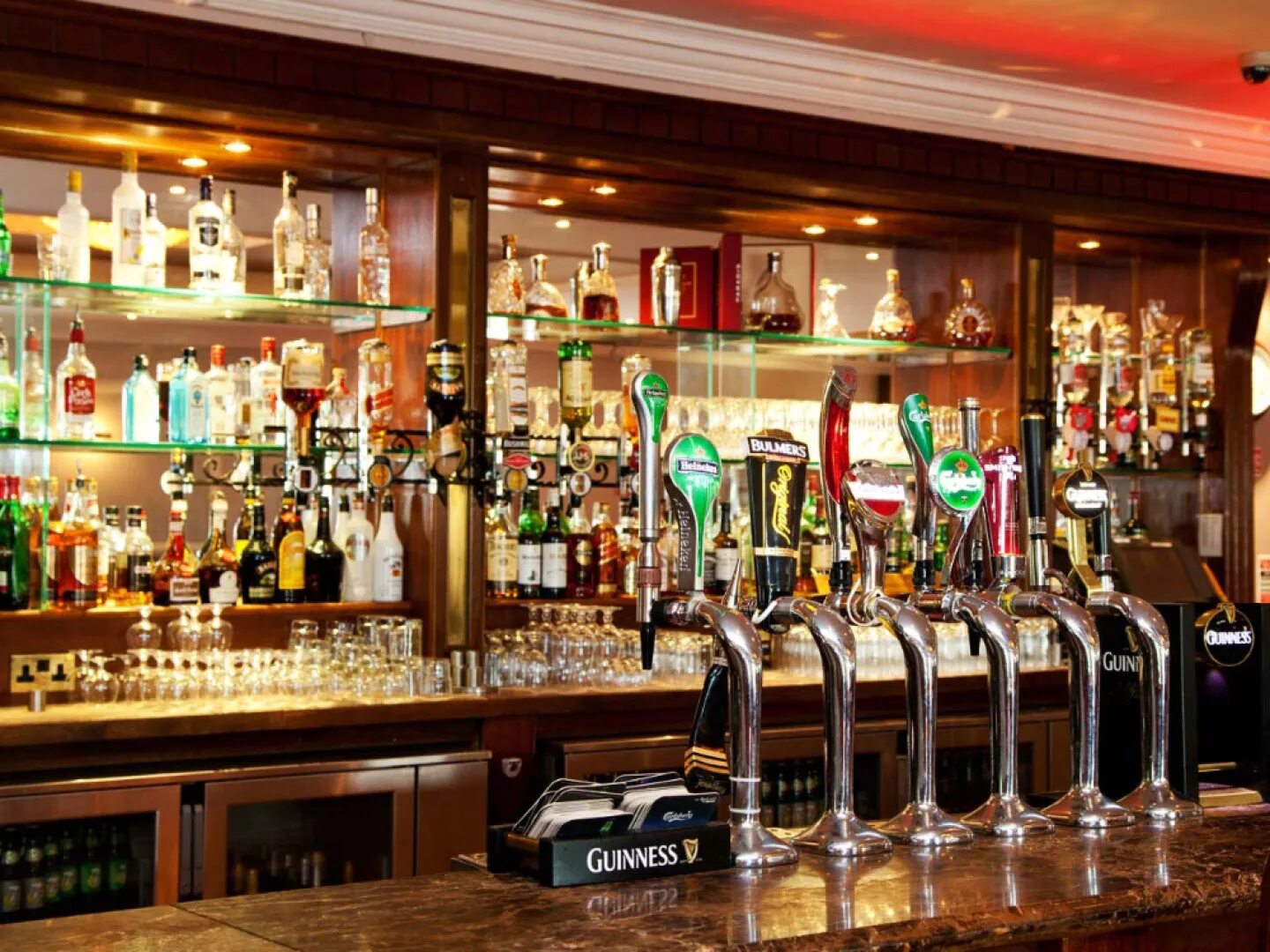 Интерьер бара. Коктейль бар интерьер. Барная стойка изнутри в кафе. Бар паб. Бару үшін.