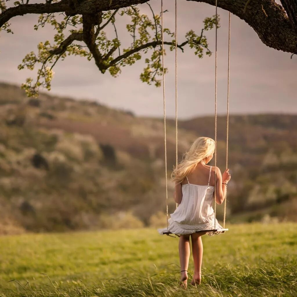 Качели севиль песня. Маленькая девочка на качелях. Качели севиль песня. Крылатые качели слова. Качели севиль песня.