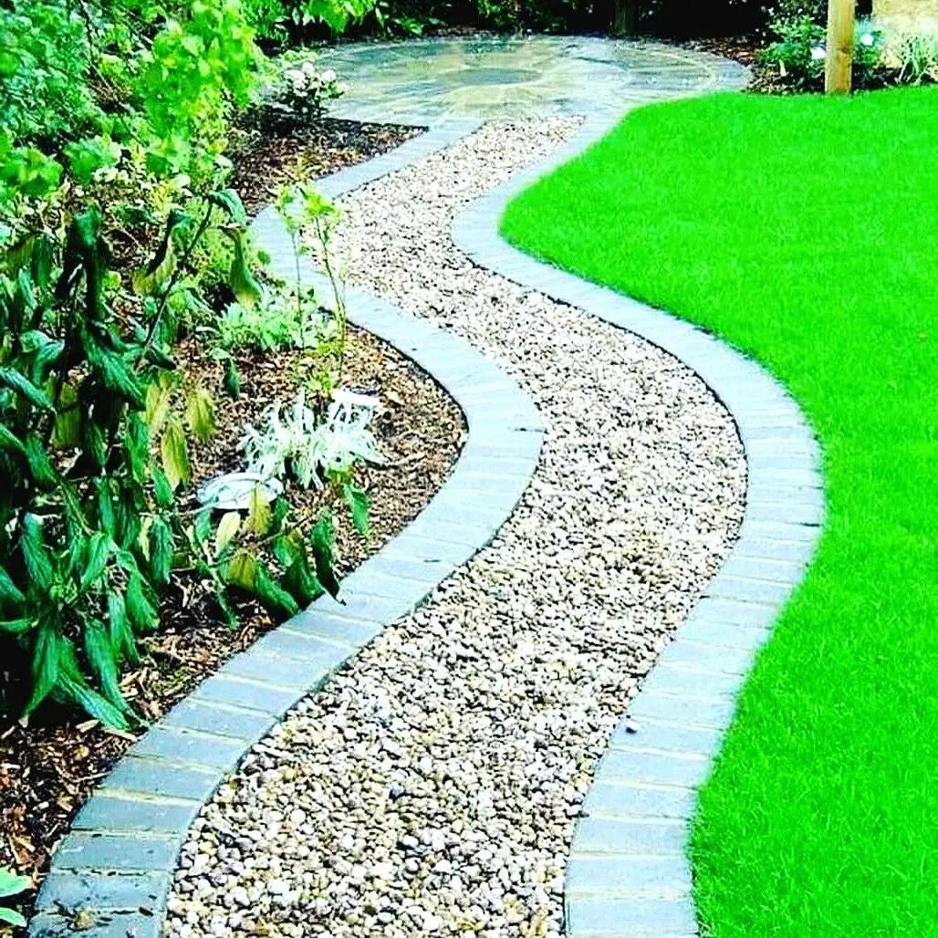 Как сделать дорожки из гравия. Насыпные садовые дорожки. Садовые дорожки из гравия. Дорожки из гравия. Гранитный отсев для дорожек.