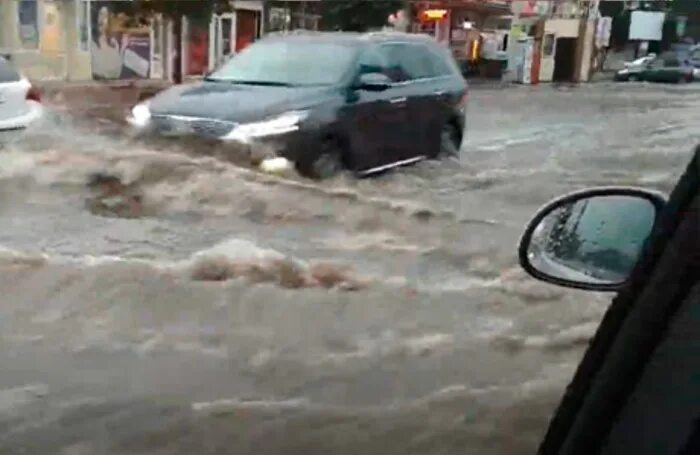 Мин воды сбил. Ливень в Чернышкого. Дождь где был вчера в Краснодарском крае.