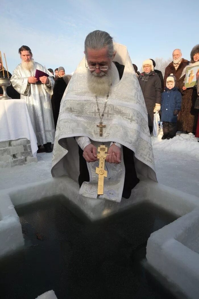 Перед крещенской водой. Великая агиасма Крещенская вода. Праздник крещения в храме. Освящение воды. Освящение воды на крещение.