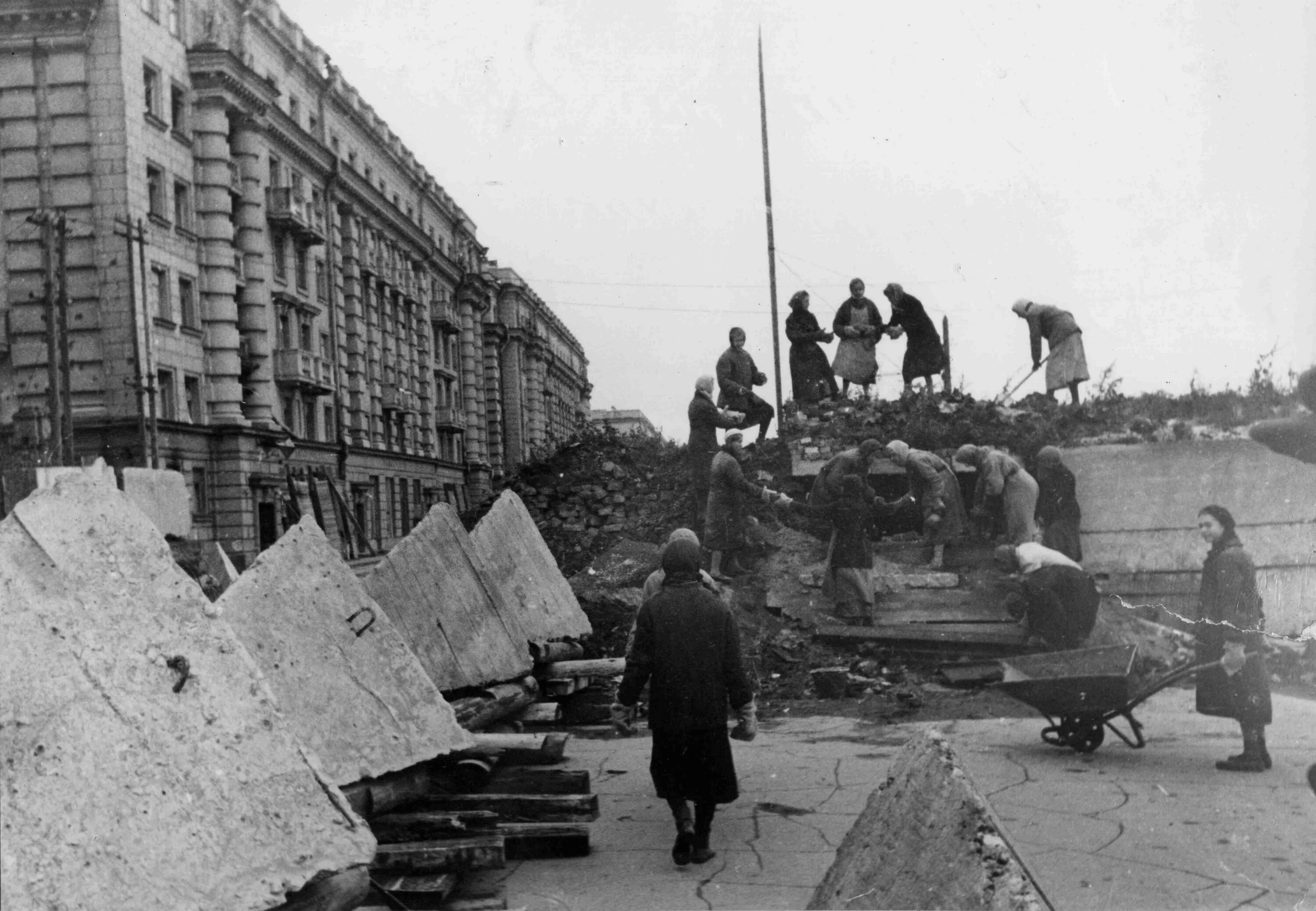 Блокада ленинграда в 1941 году. Блокада Ленинграда сентябрь 1941. Московский проспект Ленинграда 1941. Баррикады в блокадном Ленинграде.