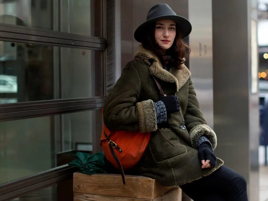 Синее пальто и шляпа. Тренч шляпа девушка. Шпион тренч и шляпа. Плащ стритстайл макинтош стрит. Шляпа с пальто женское.