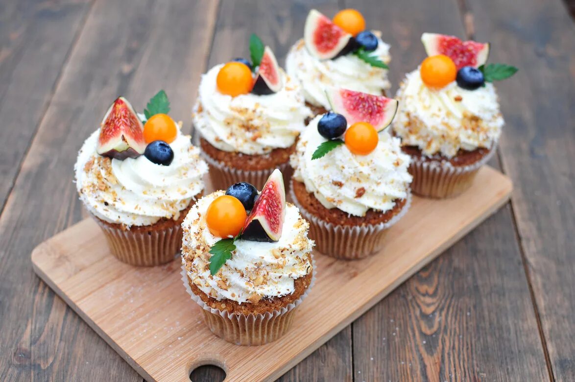 капкейки украшение крем чиз. попкейт. красивые пирожные. украшение капкейков. вкусные капкейки.