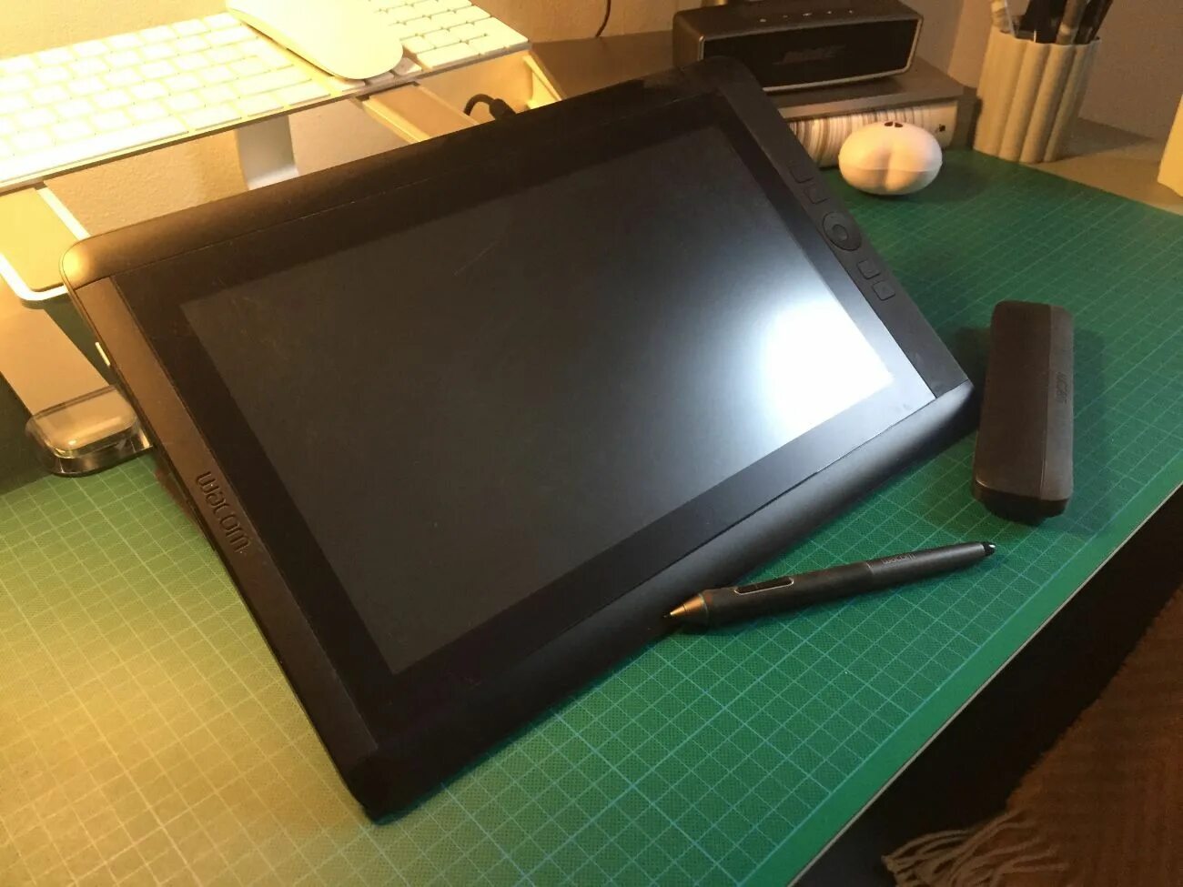 Планшет wacom cintiq. Планшет Wacom Cintiq 13hd. Графический планшет Wacom Cintiq 16 dtk1660k0b. Подставка для Wacom Cintiq 13hd.