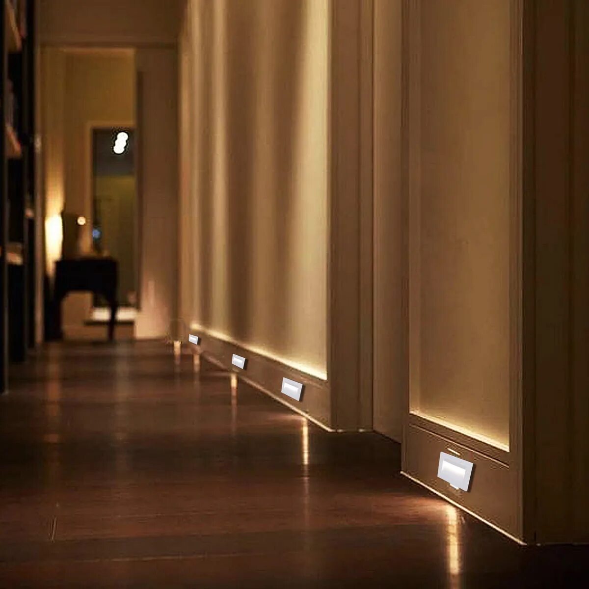 Освещение снизу. Светодиодная лента в коридоре. Напольный плинтус с подсветкой PN 080 led Евровуд. Ночная подсветка коридора. Подсветка пола в коридоре.