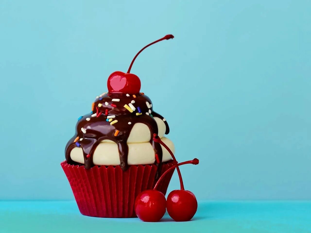 Вишенка на торте надпись. Вишенка на торте читать полностью. Пирожное с вишней. Торт вишенка. Торт пьяная вишня ресторанная коллекция.