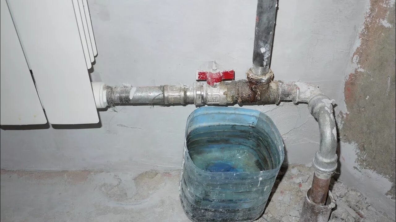 Перекрывается вода в квартире. Кран перекрывающий воду в квартире. Стоит ли перекрывать воду. В какую сторону перекрывать воду. Стоит ли перекрывать воду.