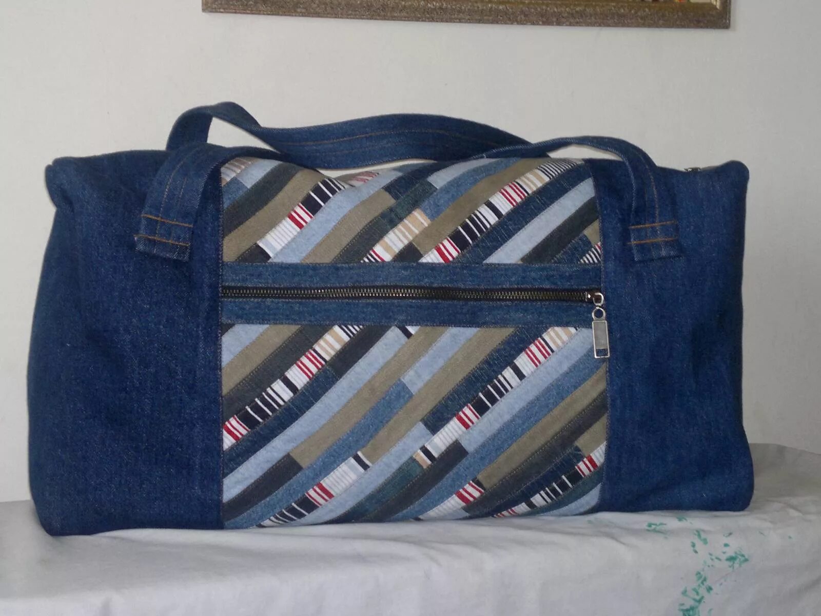 Дорожная сумка из старых джинсов. Сумки из джинса. Сшить дорожную сумку своими руками из джинсов. Дорожная сумка из джинса. Дорожная сумка из джинсовой ткани.
