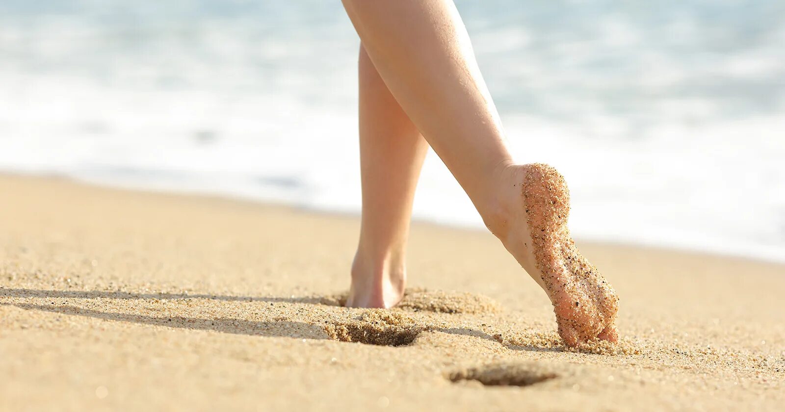 Красивый обрыв. Ноги в воде. Девушка любит ходить босиком. Красивые ноги. Девушка и океан.