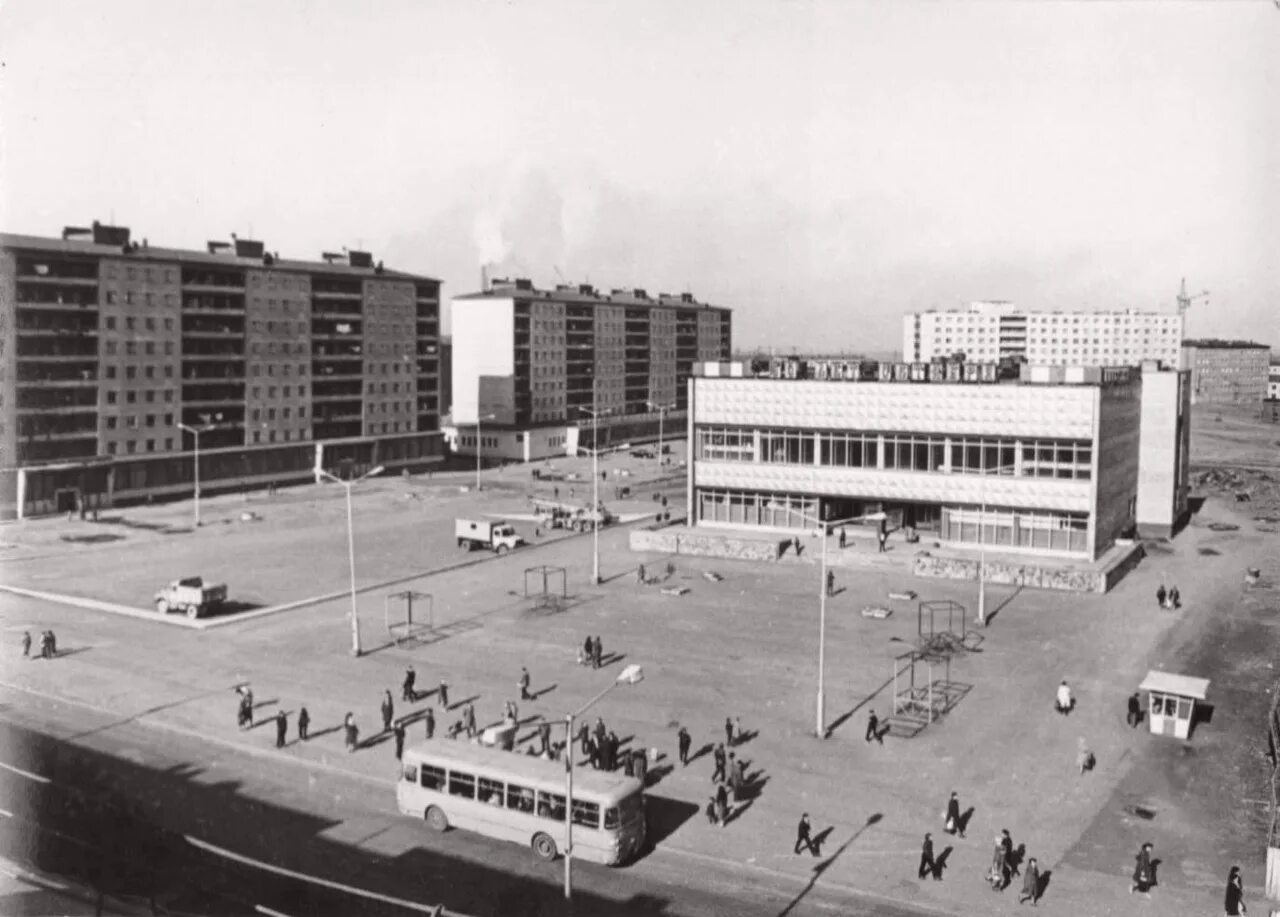 Площадь 60 лет октября. Норильск, 60 лет октября. кинотеатр 60 лет октября г. норильск. площадь металлургов 1980 норильск. норильск 1986.