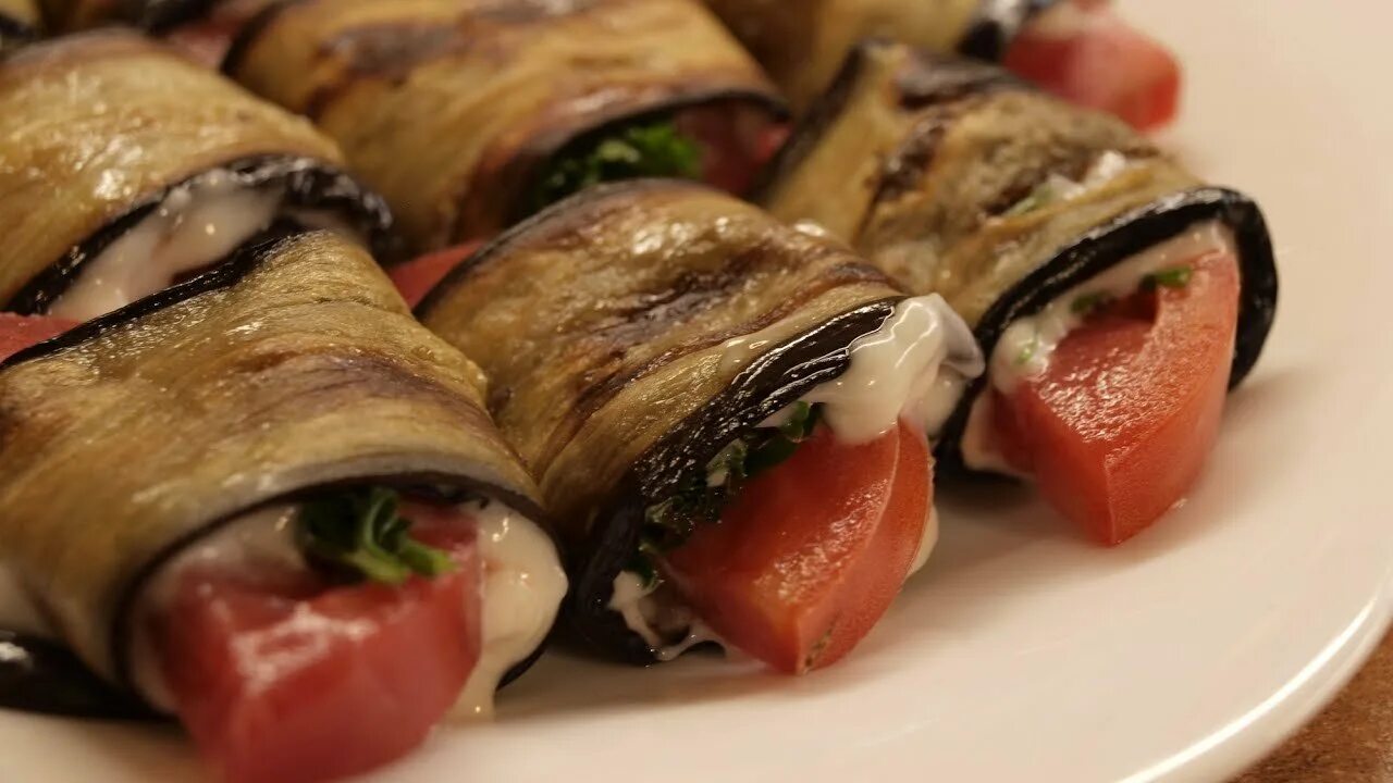 Язык с баклажанами закуска рецепт. Язык с баклажанами закуска рецепт. Баклажаны тещин язык рулетики. Тещин язык блюдо. Тёщин язык из баклажанов закуска.