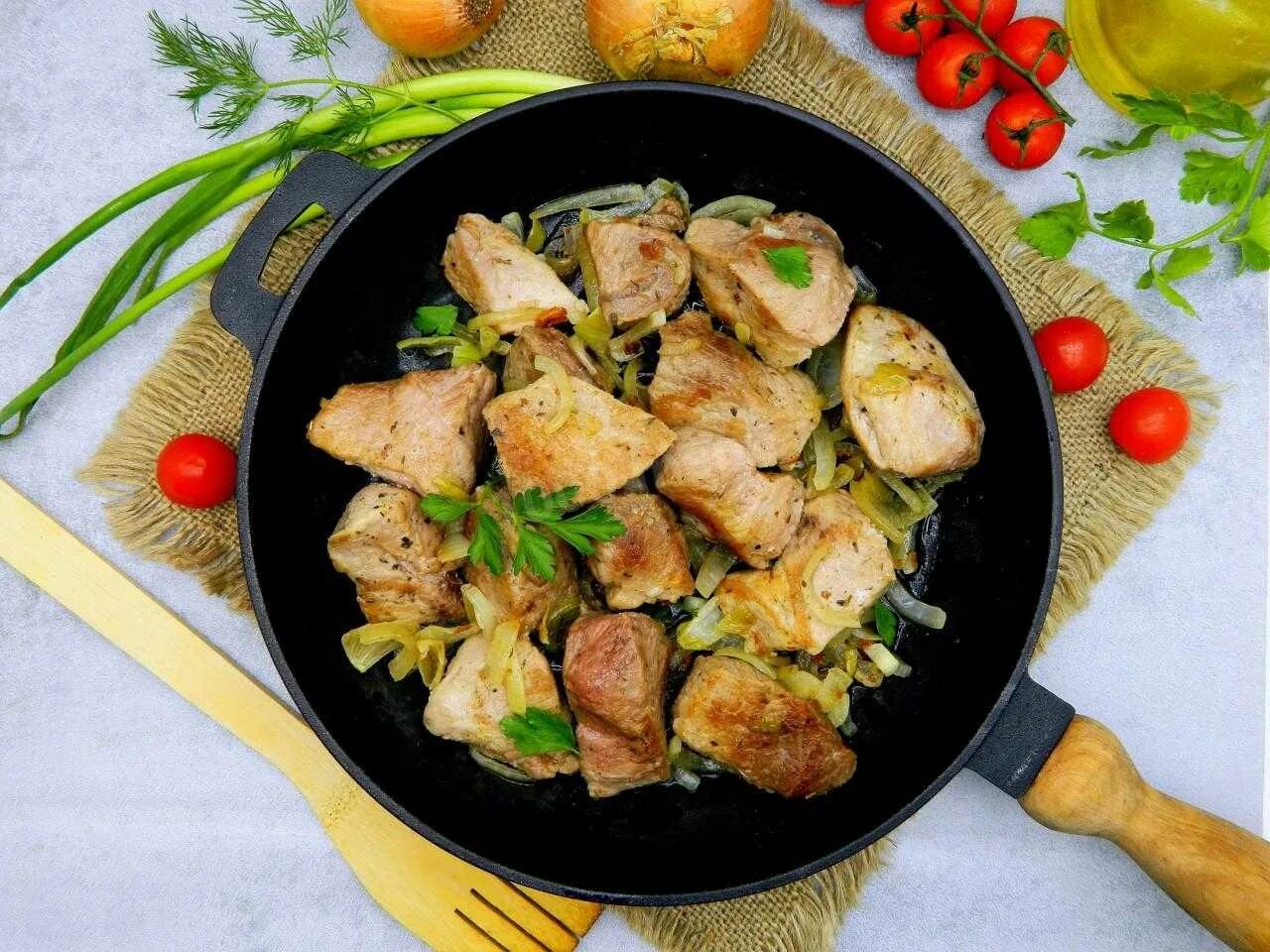 Мясо свинина приготовить вкусно с картошкой. Мясо на сковородке. Свинина на сковороде. Свинина на сковороде вкусно. Жаркое на сковороде.