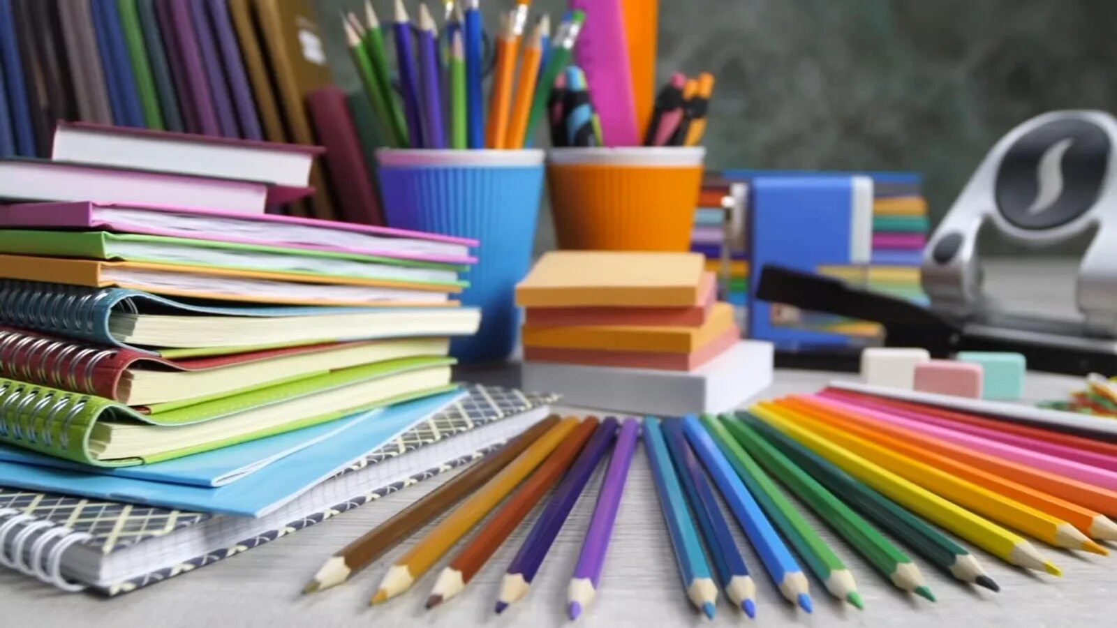 Токарная кружка из дерева. Протекающая кружка. Newspaper items. Одноразовая посуда на столе. Paper items.