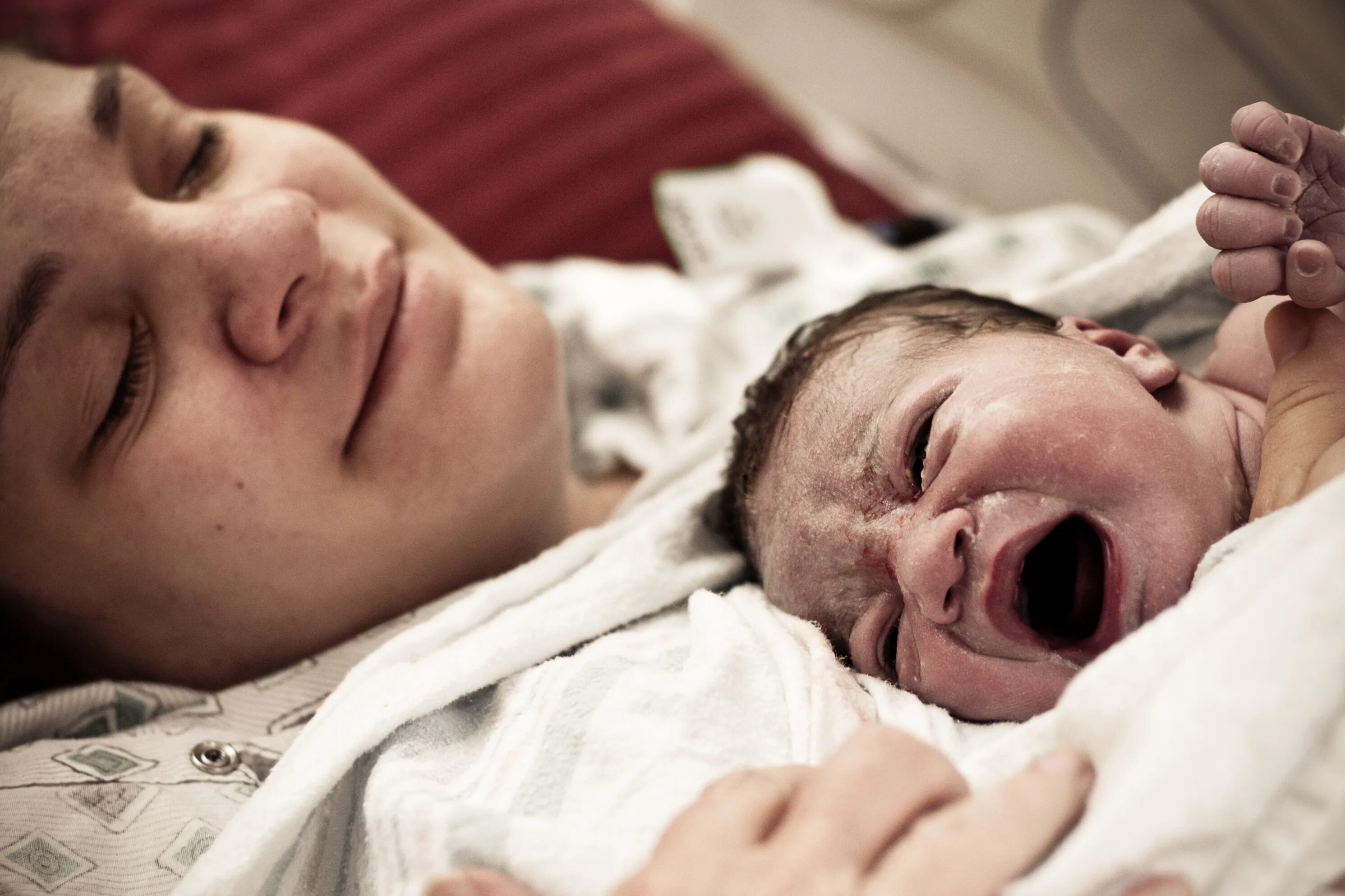 После рождения необходимо. Новорожденные в больнице. Ребенок сразу после рождения.