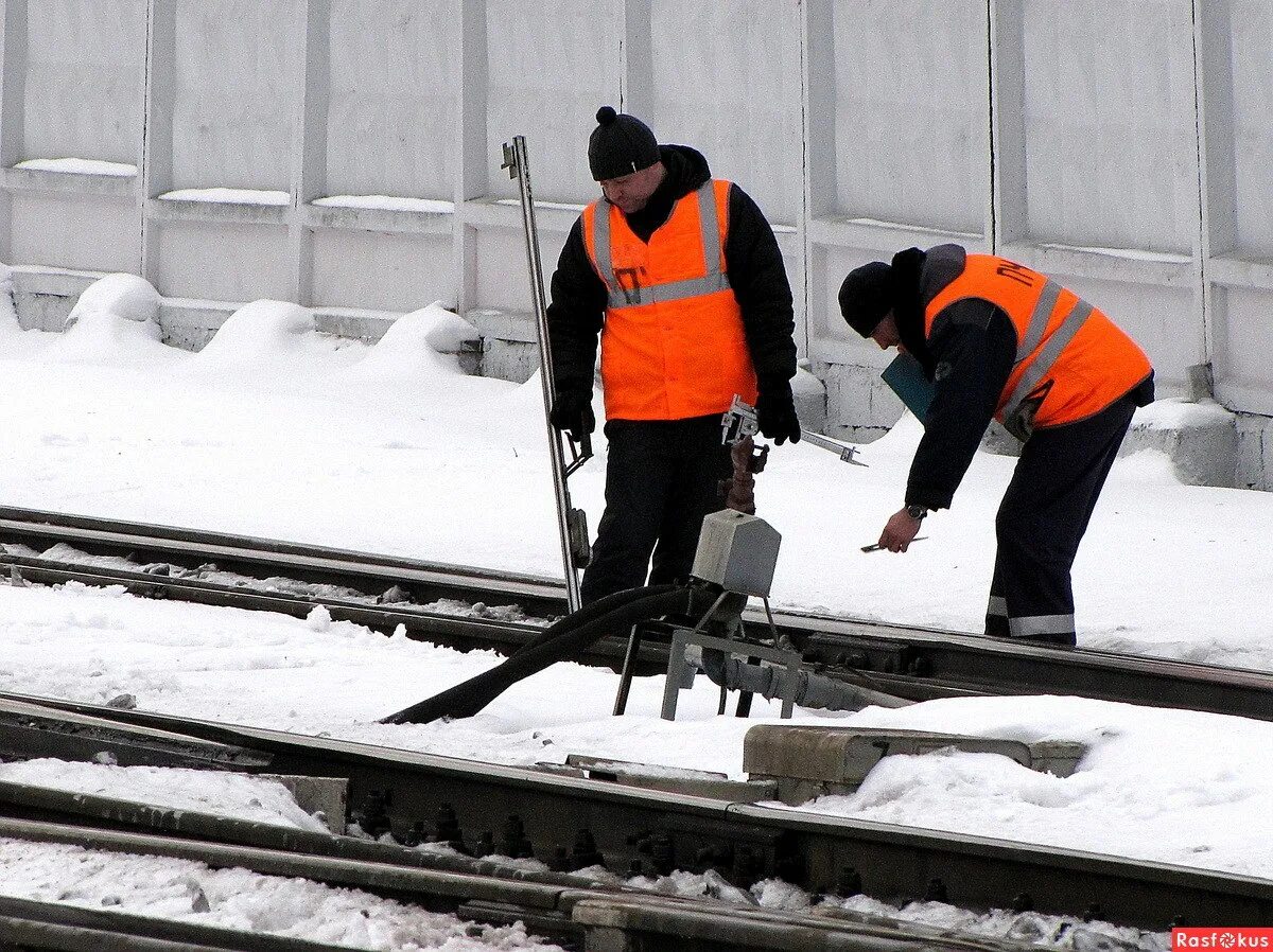 Монтер пути. Путейцы. Рабочие на железной дороге. Очистка путей от снега.