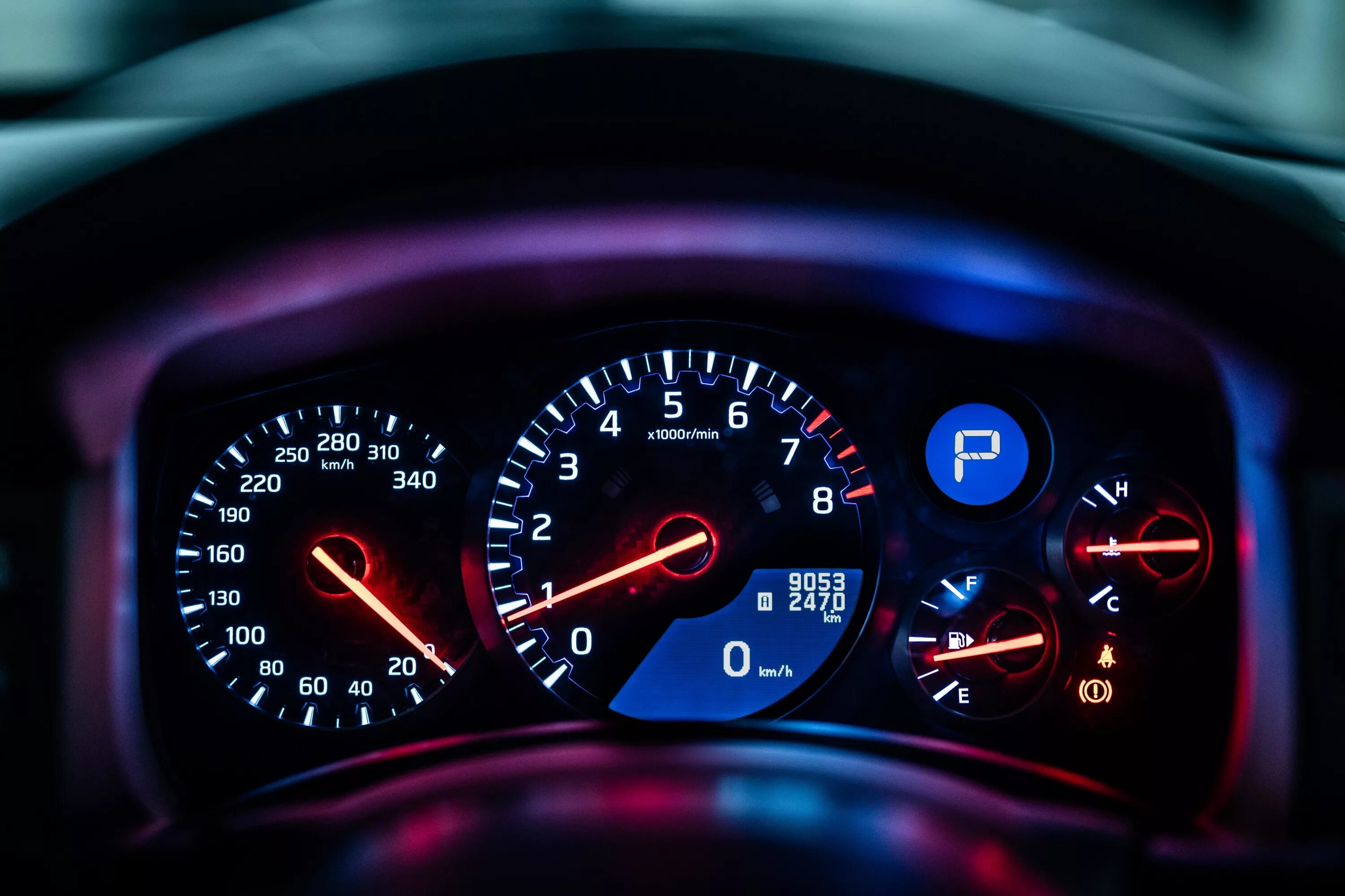 Расчет длины тормозного пути автомобиля. 110 км/ч бмв спидометр. Водитель автомобиля с включенными проблесковыми маячками. Скорость включаю машина стоит. Спидометр 2022.