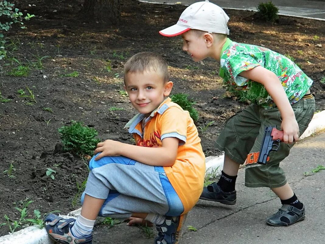 Современные дети на улице. Мальчик на улице. Мальчишки во дворе. Дети играющие во дворе. Ребята играют на улице